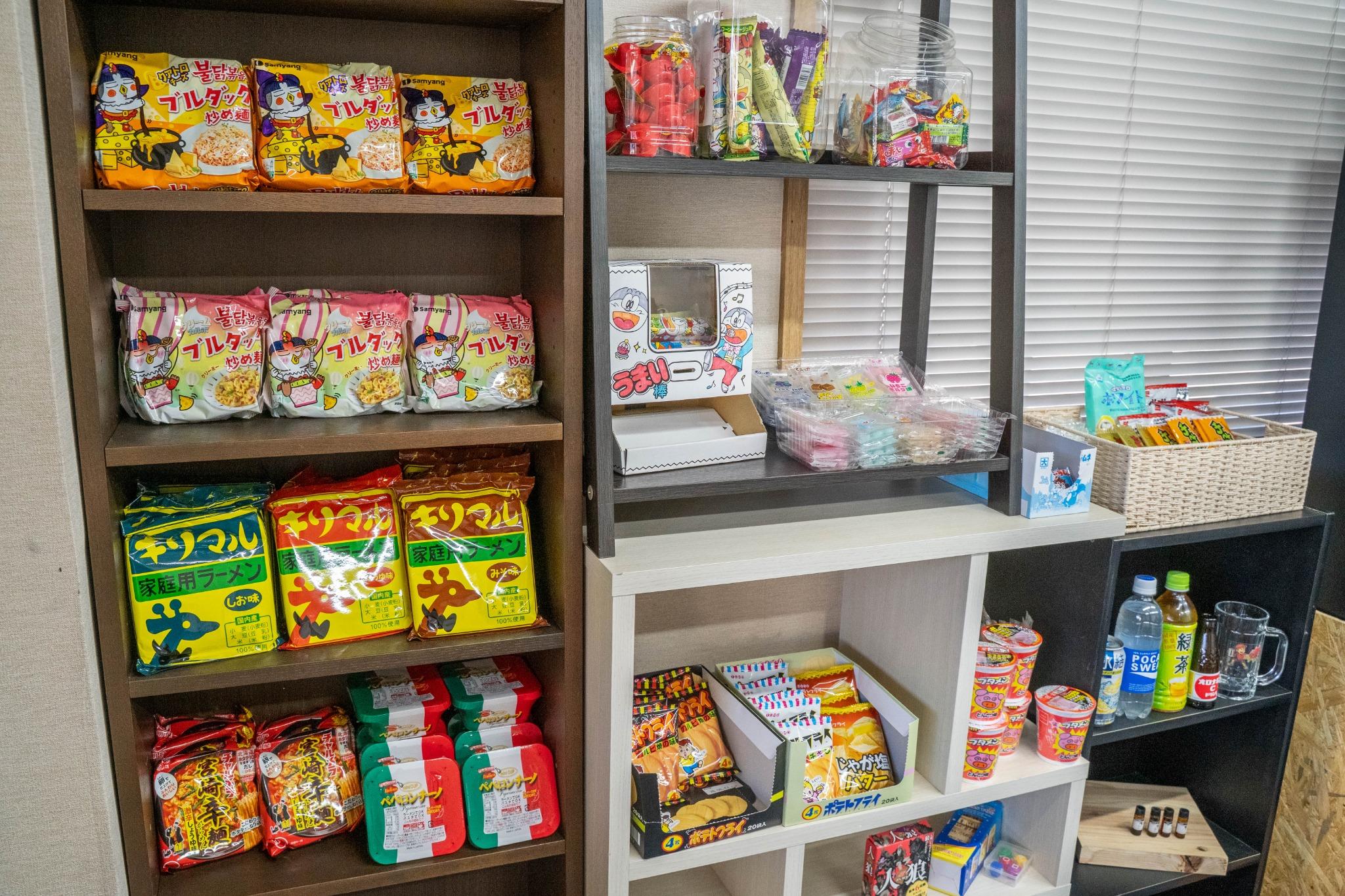 受付にて駄菓子も販売！懐かしの駄菓子で乾杯！