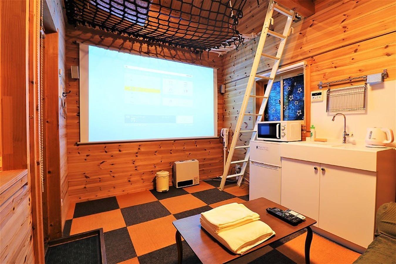 【ログハウス】木の柔らかな雰囲気の可愛いお部屋。プロジェクター・ホームシアターセットが完備されており、プライベートシネマをお楽しみいただけます。 ロフトにあがると天窓からは天然のプラネタリウム。貸切別荘として、ご自由にお過ごしいただけます。 トイレ、シャワーはウッドデッキでつながっている隣の棟です。