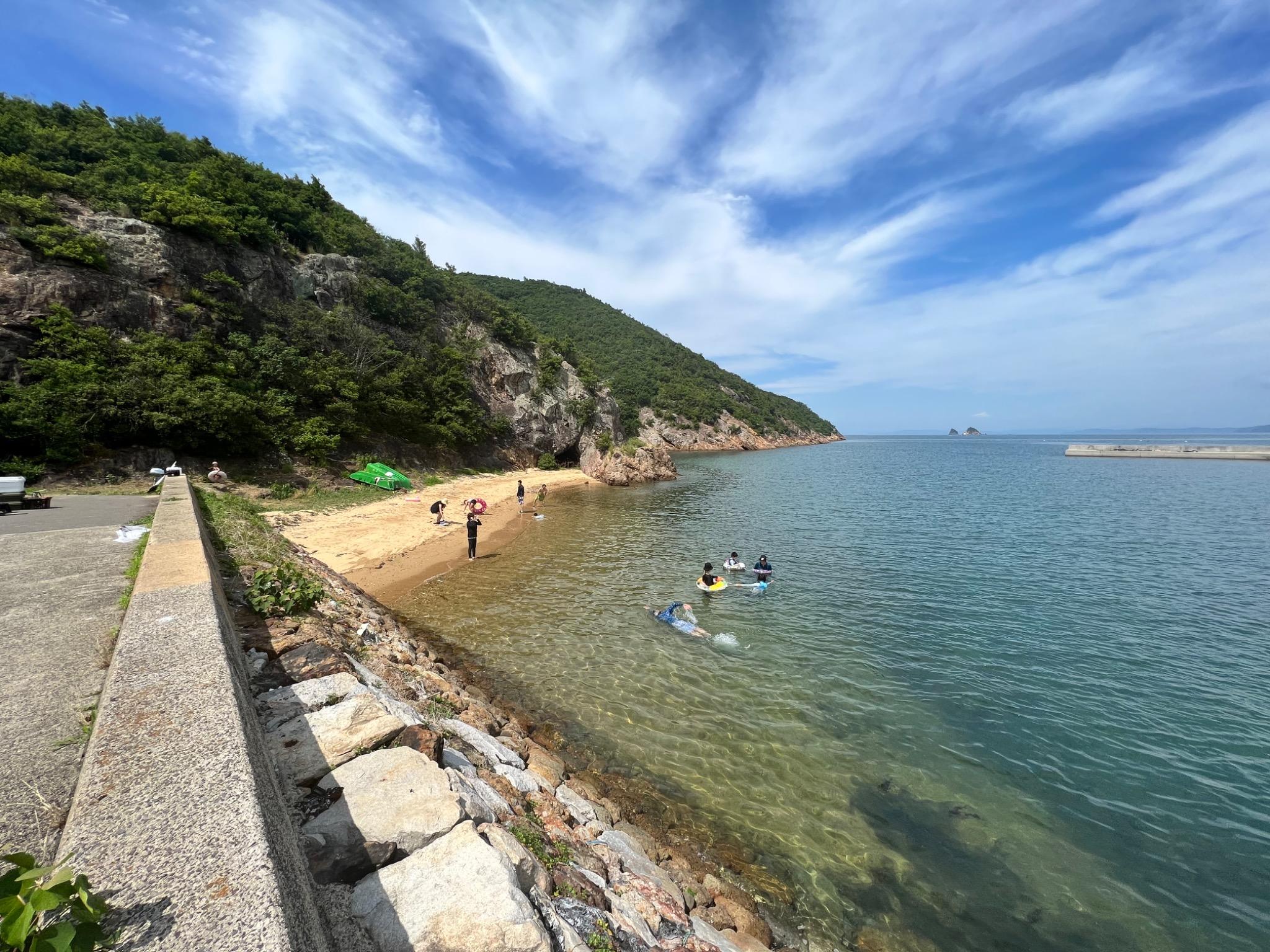 夏場は海水浴を楽しめます。石もありますので、マリンシューズをご持参下さい。