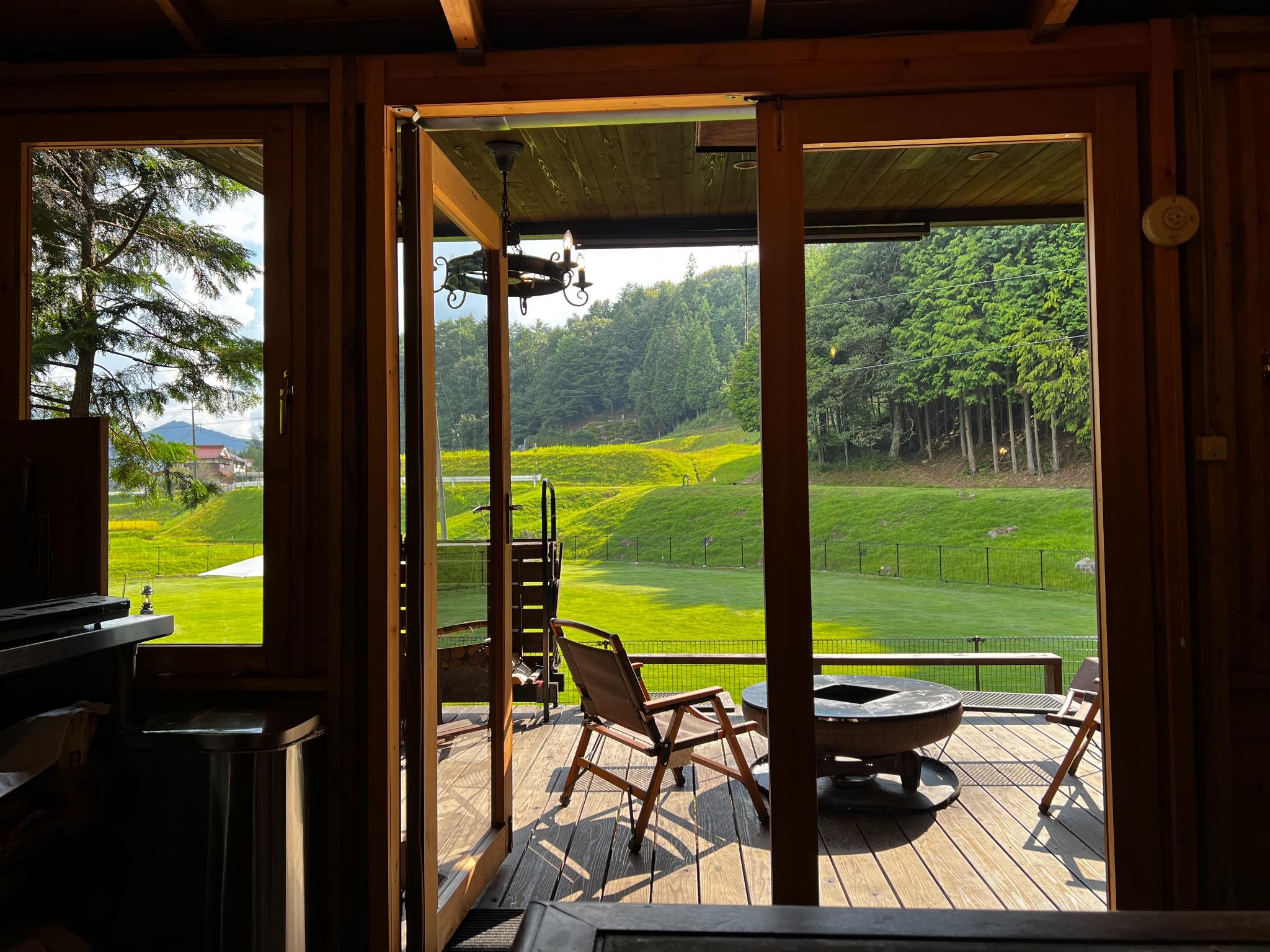 小屋の室内から眺める自然溢れる風景　Bluetoothスピーカーをご用意しております。お好きな音楽を聴きながら、ごゆっくりお過ごし頂けます。
