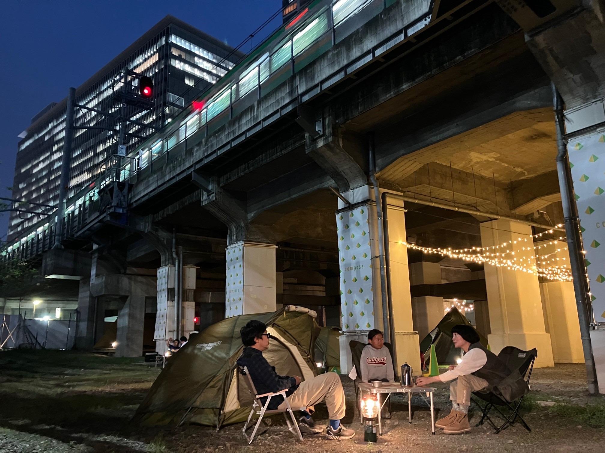 夜景と鉄道とキャンプ。ここでしか見られない光景です。