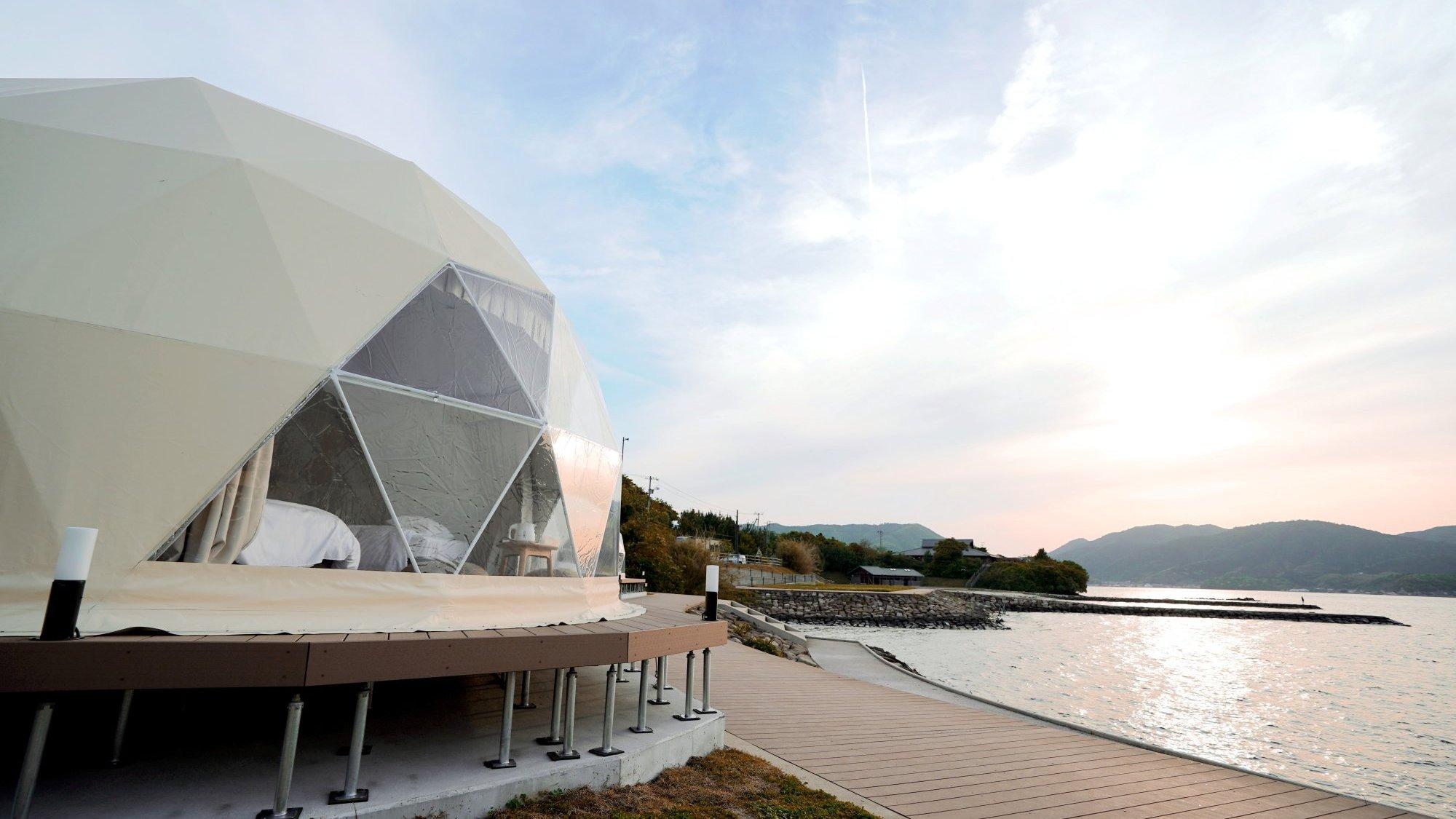 青空に映える白いドームテント。プライベートな空間を確保。