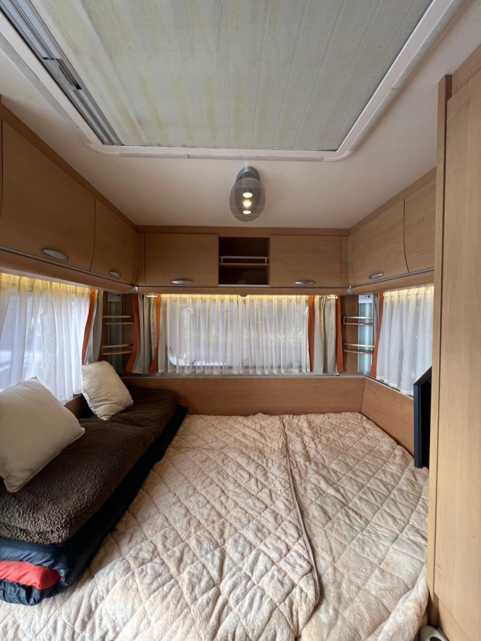 【寝室①】入って左側の寝室スタイル。セミダブルベッド1台に2名様ご就寝いただけます。5～6名様でご宿泊の場合、こちらの空間は寝室スタイルとなります。