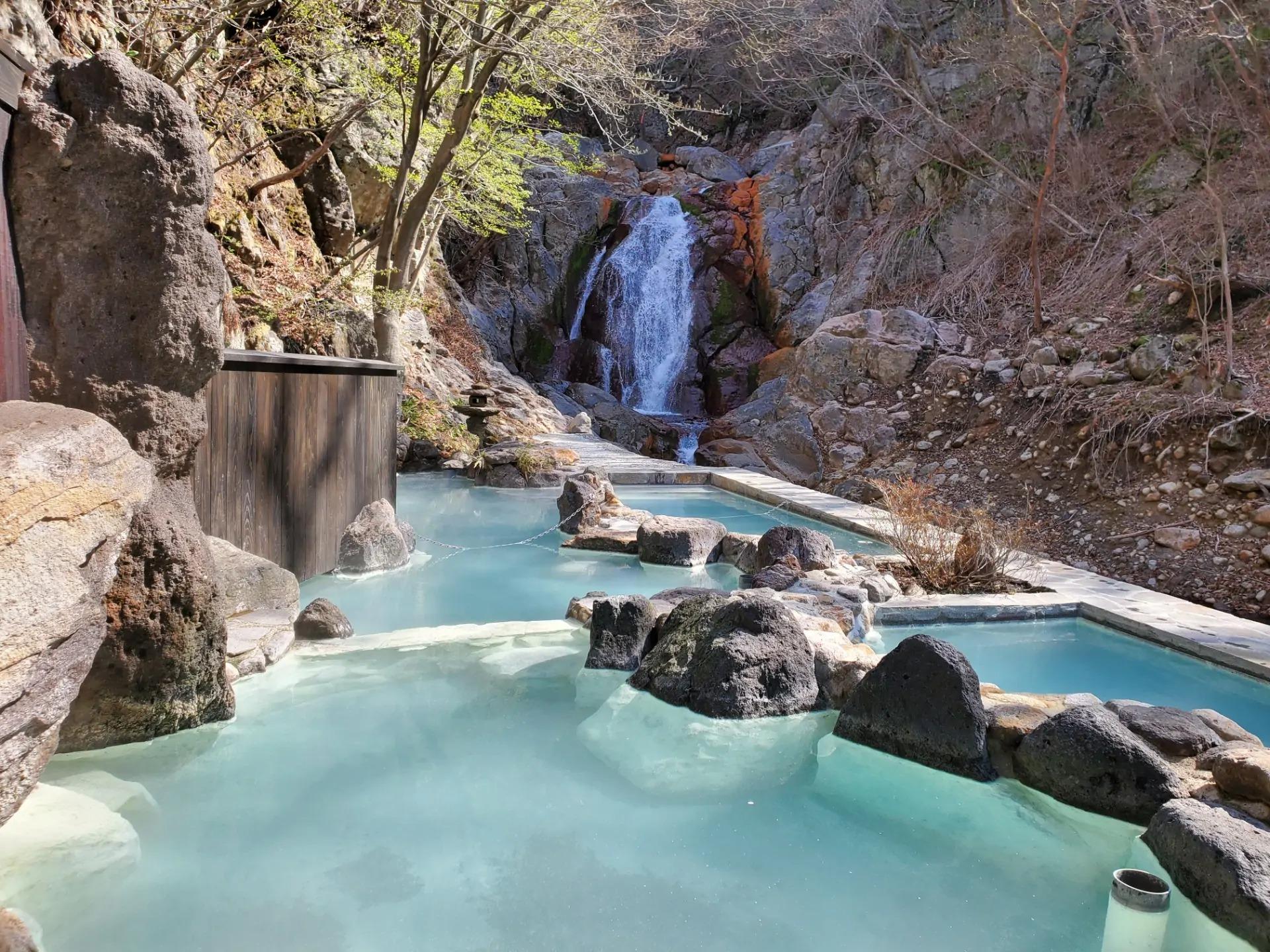赤川荘の露天風呂と雄飛の滝