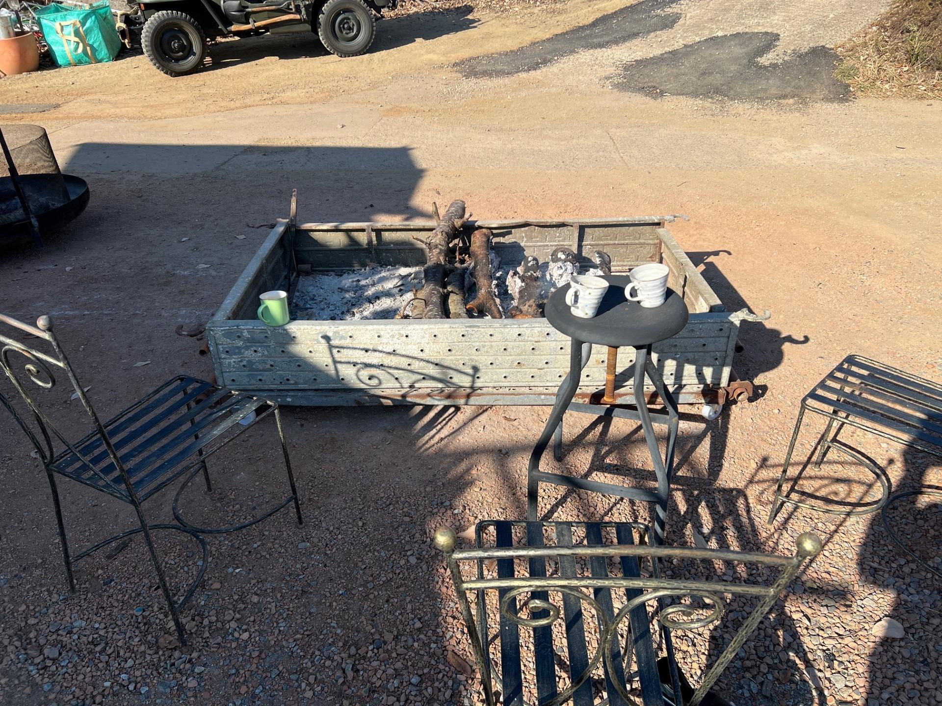 管理棟わきに獣除け（熊対策）の焚き火をしています。