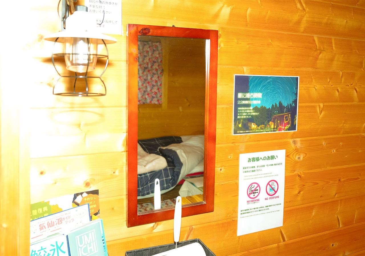 ・【鏡】十分な大きさの鏡がお部屋にございます　朝の身支度などにお使いください