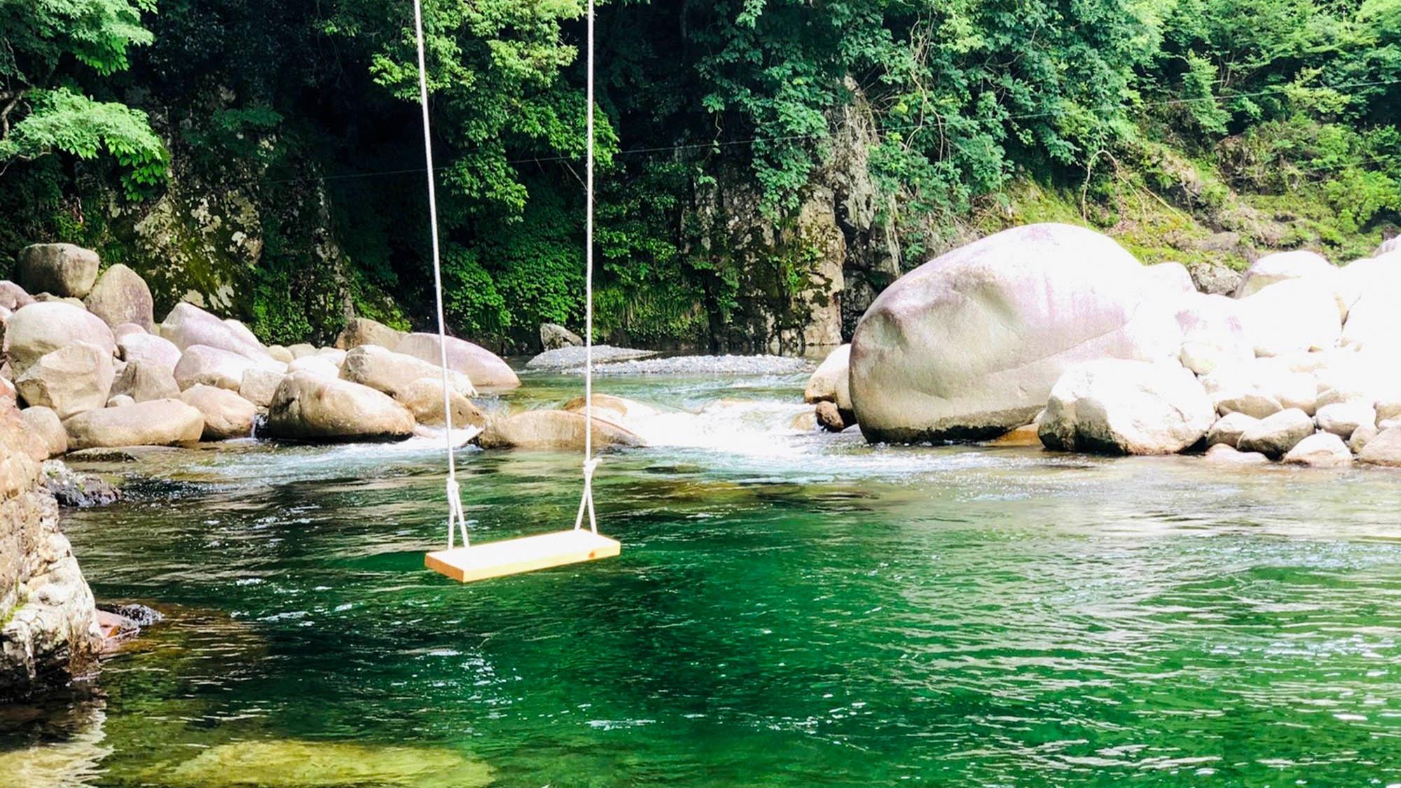 ・【巨大ブランコ】川とスレスレのブランコ、動かさなくても映える事間違いナシ！