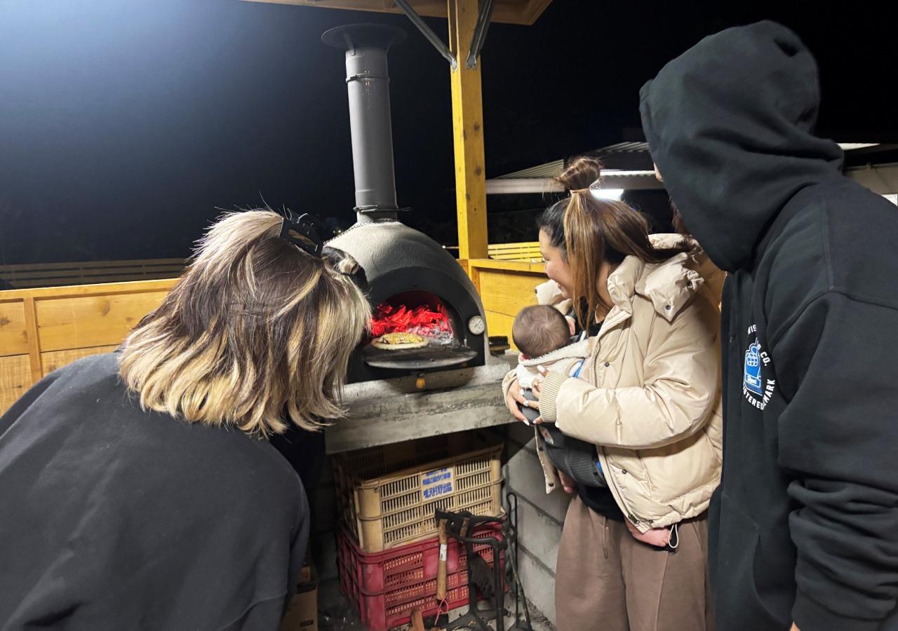 ・【ピザ】屋根付きで天候を気にせず、ピザが焼きあがるのを待てます。