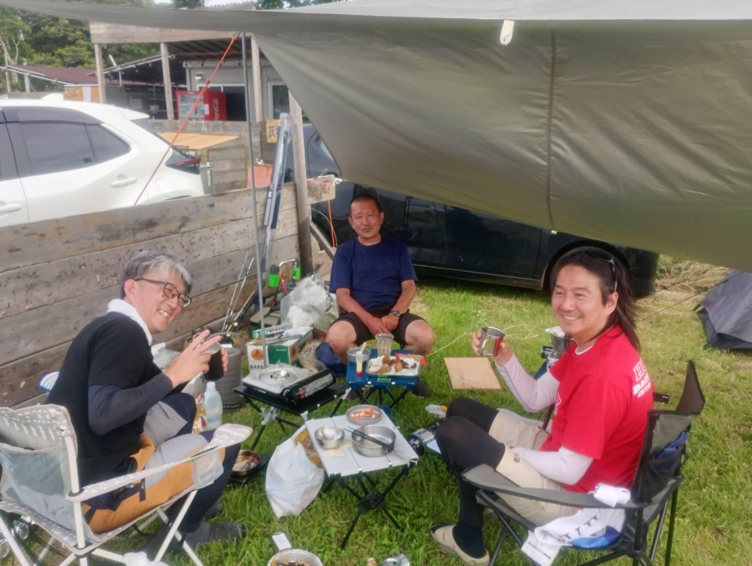 釣りの後、料理した魚をあてにしての一杯は格別です！！