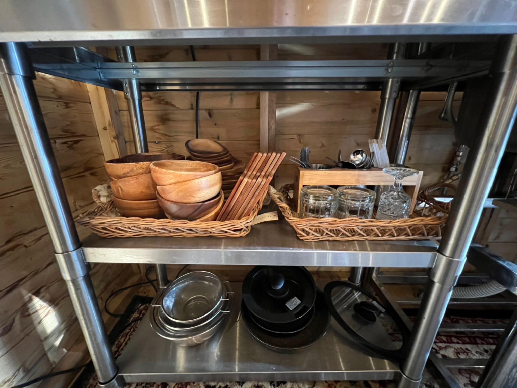 木製食器、グラス、カトラリー、割り箸、ザル、ボウル、フライパン、鍋