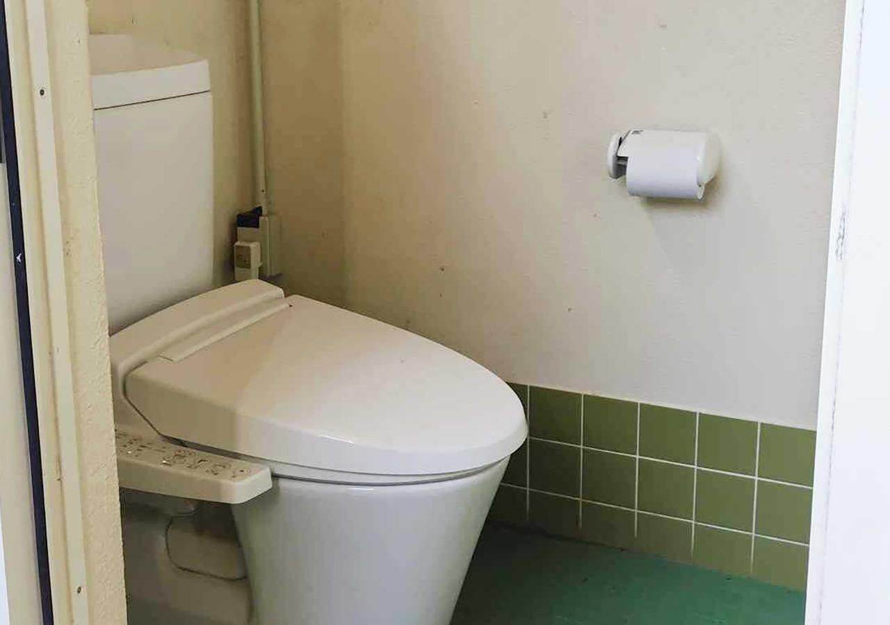 個室トイレは男女どちらもウォシュレット付きトイレ