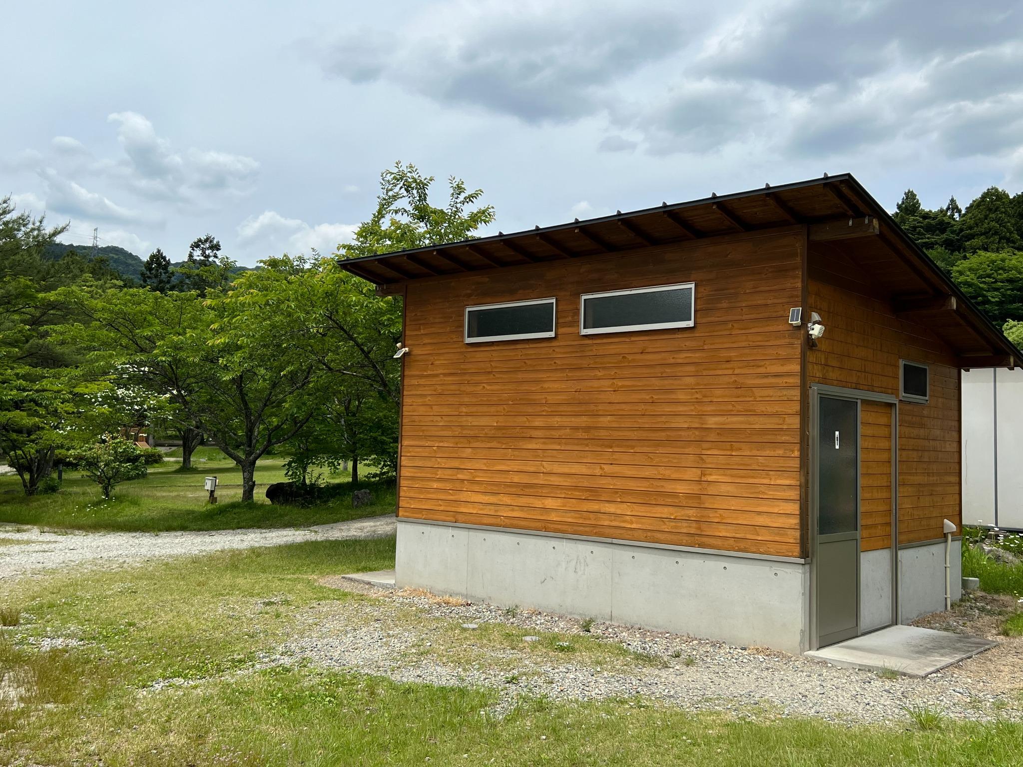 露天風呂近くのトイレ外観