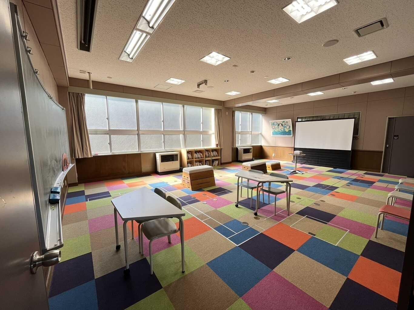 【キッズルーム】 絨毯で足を伸ばしてお子様とくつろげるスペースになります。 懐かしい跳び箱にも挑戦してみてください♪