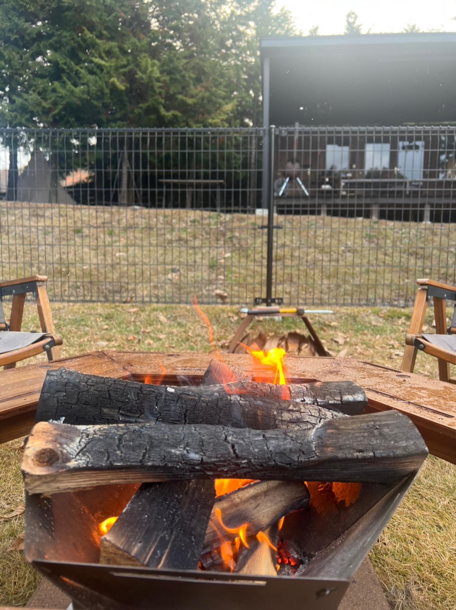 これからの時期は本当に寒いのでドッグランでの焚き火ご利用をお勧めいたします。（※オプション2,750円）