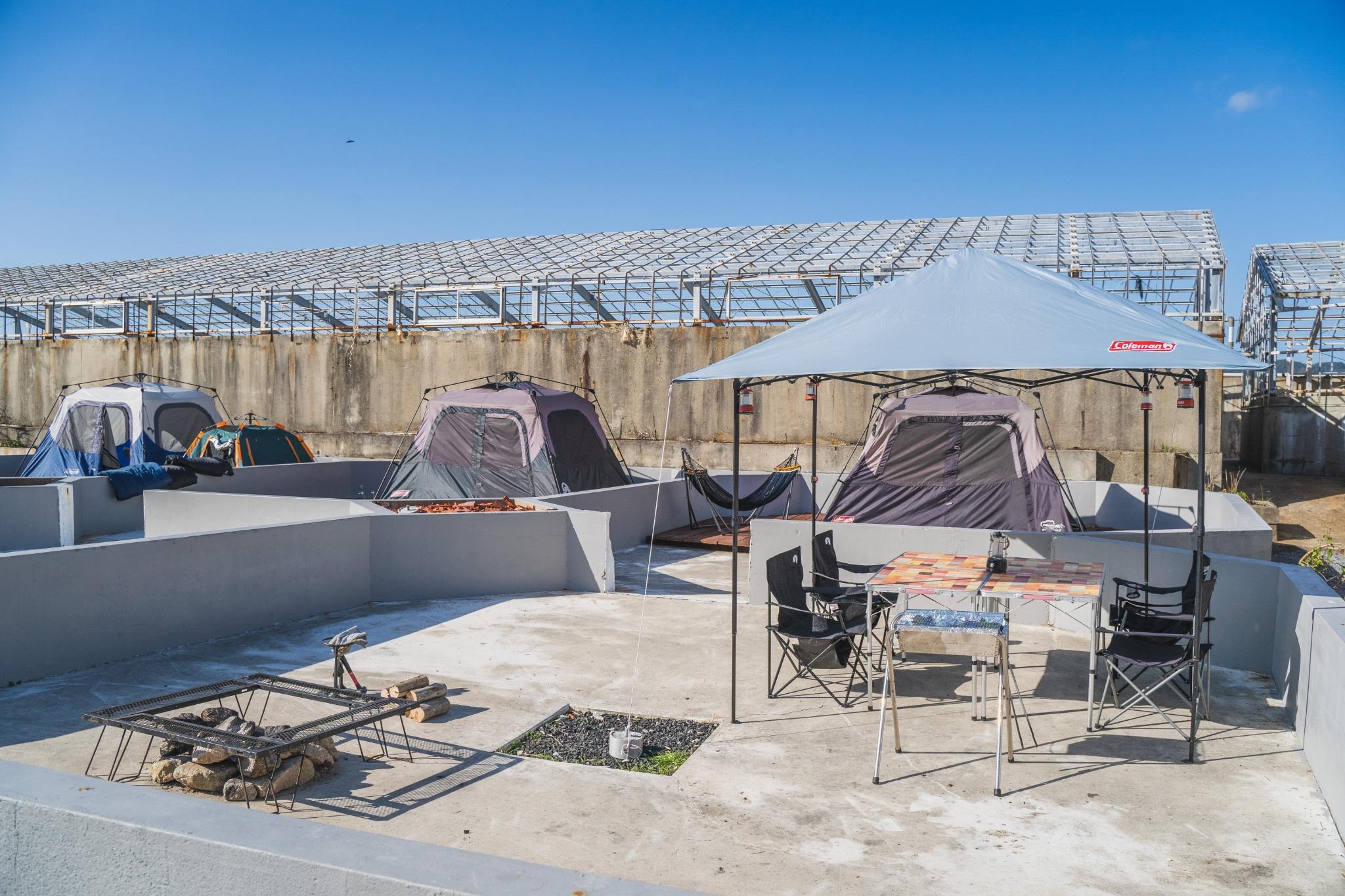 キャンプ区画は、ひと区画に、焚き火・BBQ・キャンプがセットになっています。