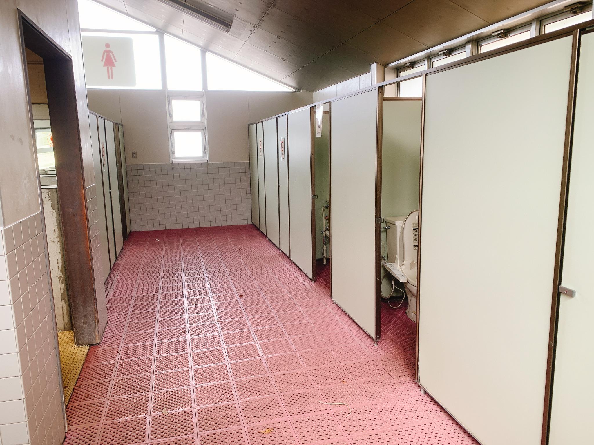 ■女性用御手洗　ウォッシュレット付き、便座ヒーター付き、水洗トイレです。個室の数も多いので、混雑することもございませんので、女性の方でも安心してご利用頂けます。