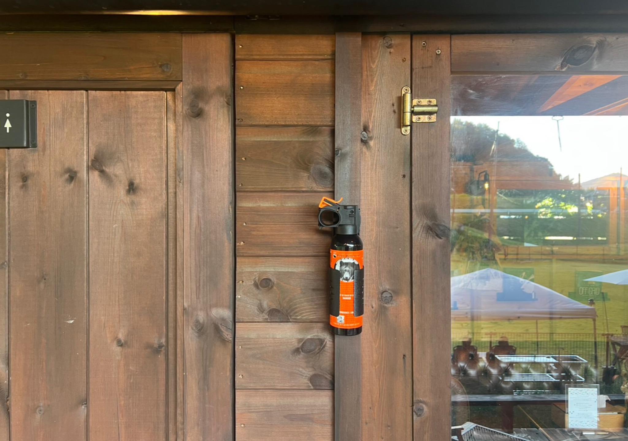 熊撃退スプレー設置のお知らせ お客様に安心してお過ごしいただけるよう、当施設では熊撃退スプレーを設置しております。 これまで熊による被害はございませんが、万一に備えた安全対策として設置しております。 注意事項をご確認ください。