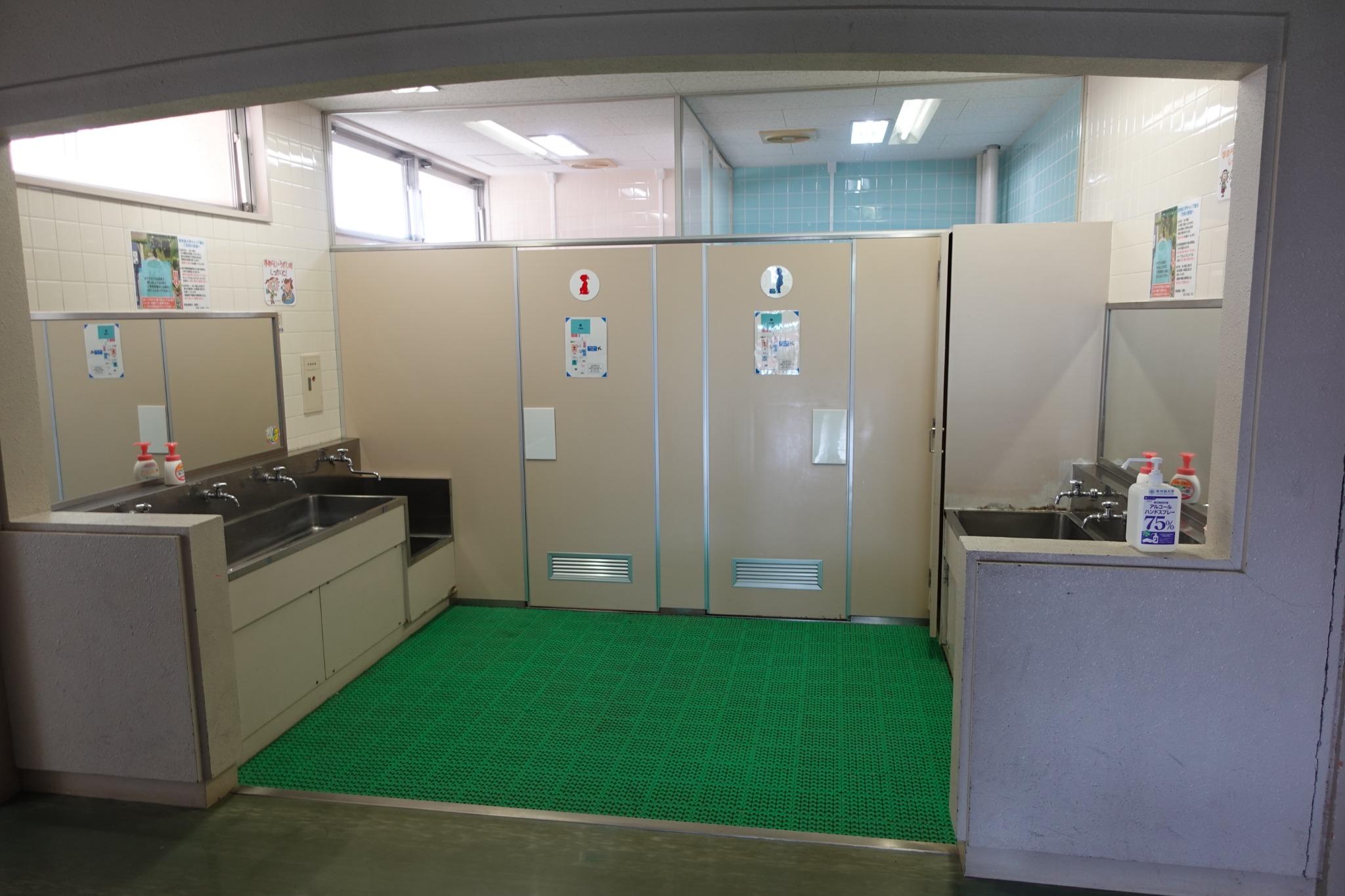 炊事場、お手洗いは完全屋内！昔懐かしい小学校のトイレをご利用いただけます。