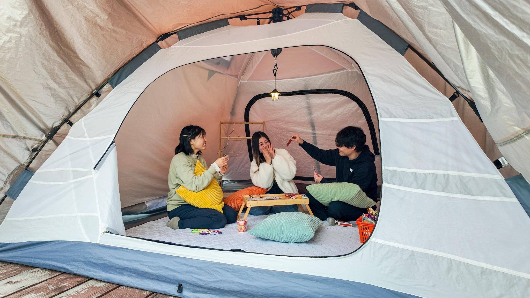 チェックイン時にはテント設営済み。クッションやテーブルなどが整っていて、くつろげる空間となっております！  