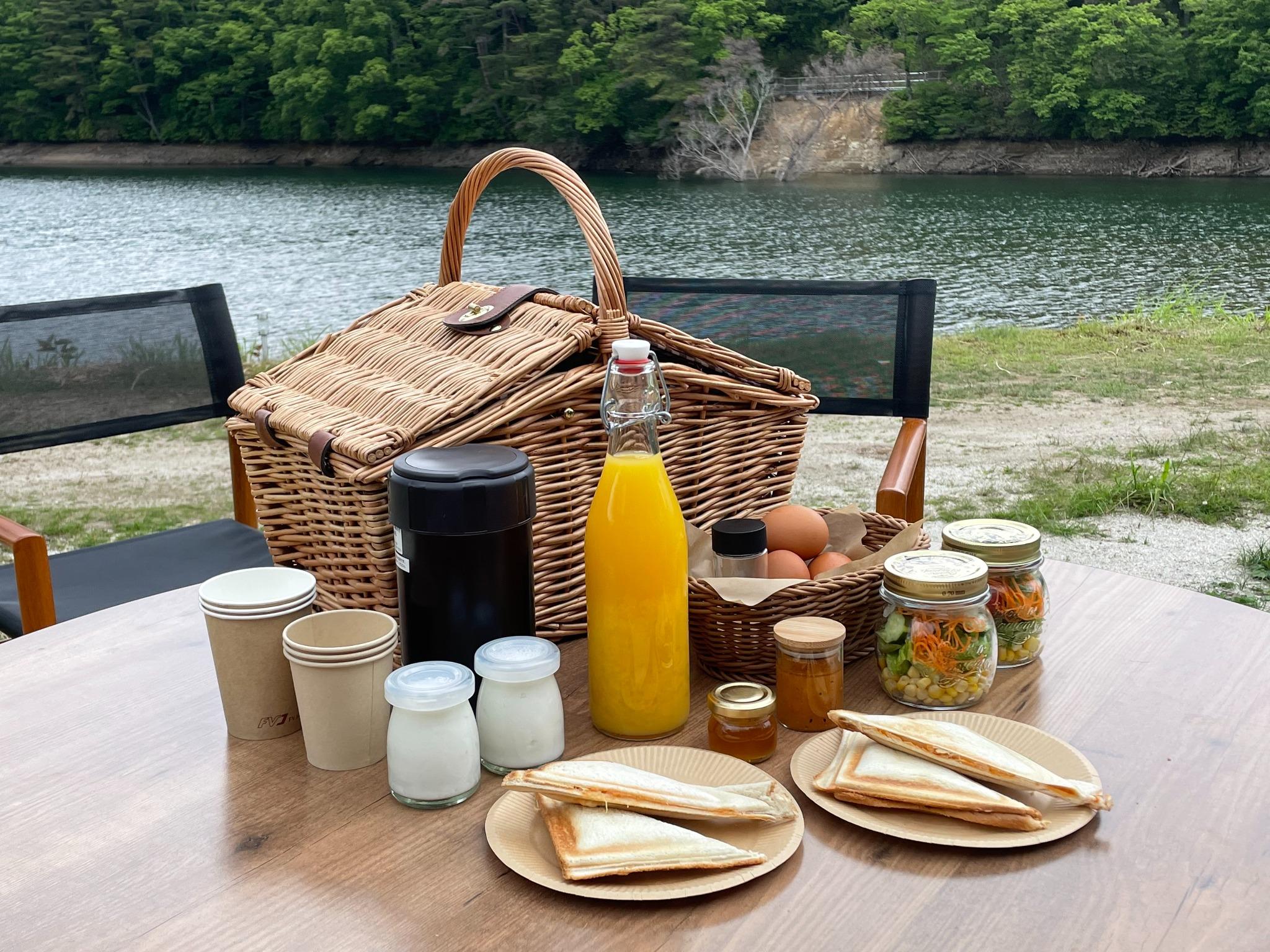 朝食は湖畔デッキでも♪