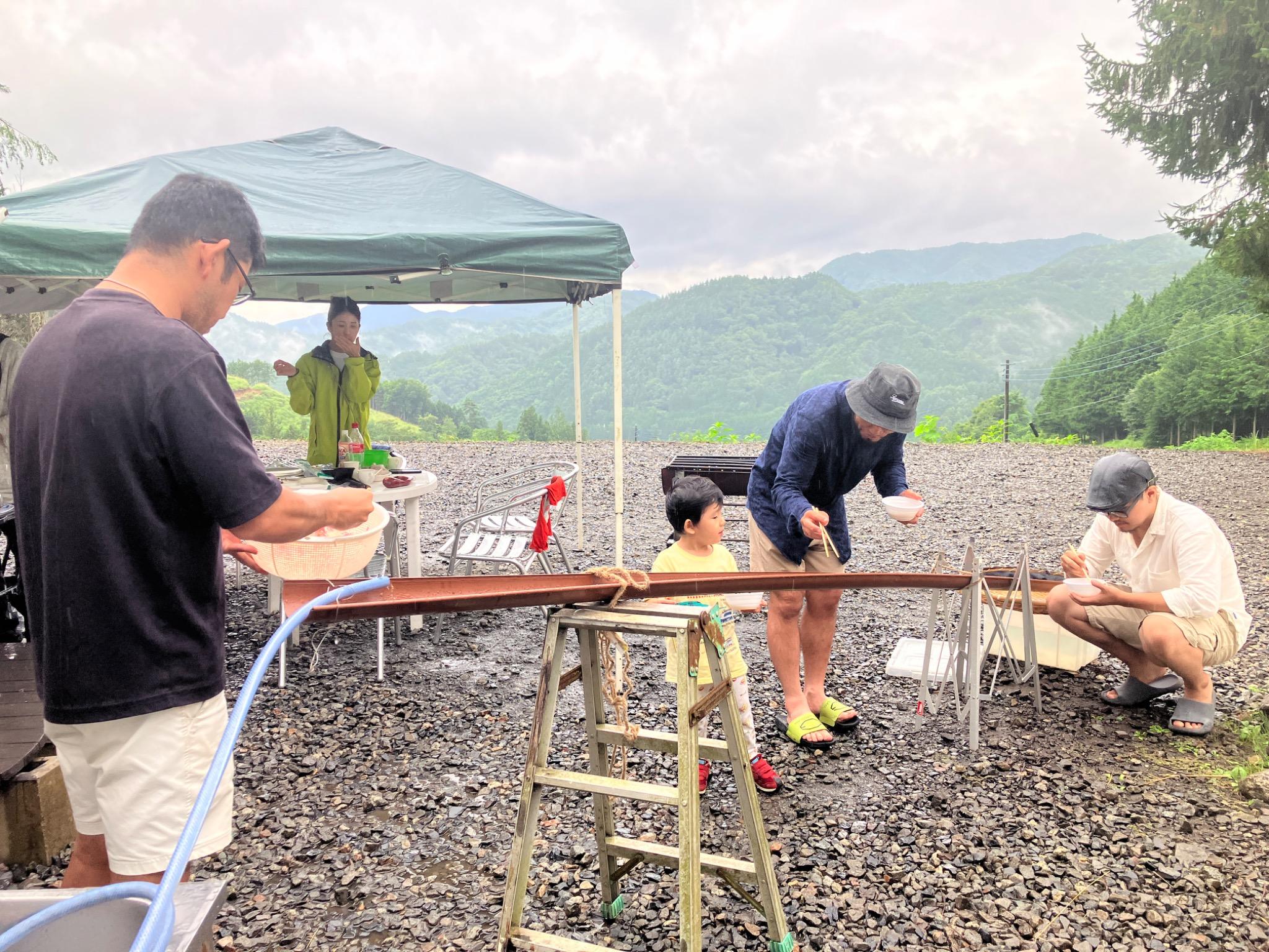 流しそうめんは子ども達に大人気