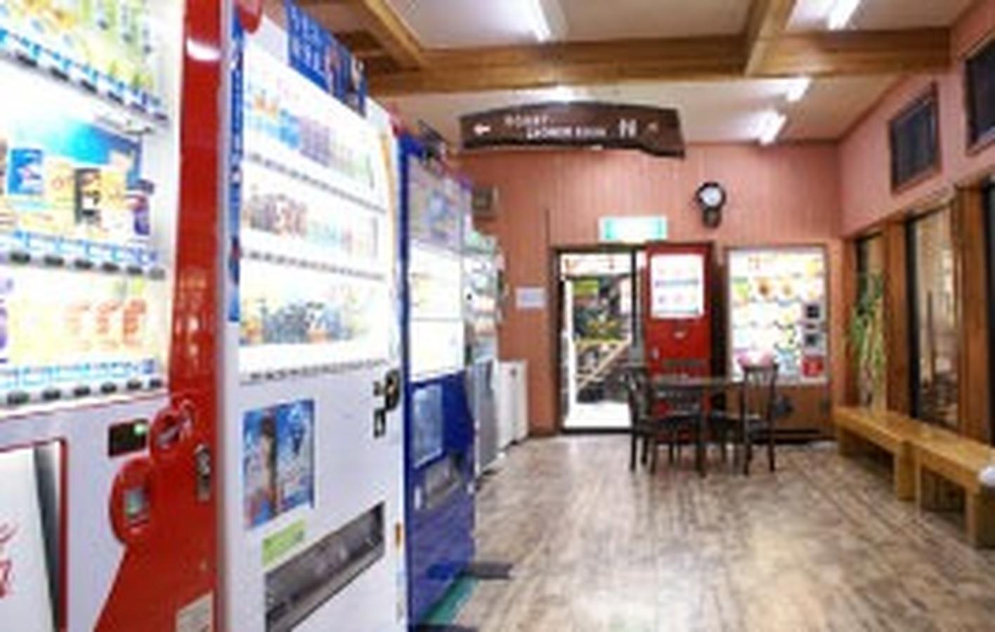 【自動販売機コーナー】24時間利用可。アイスクリームもあります。