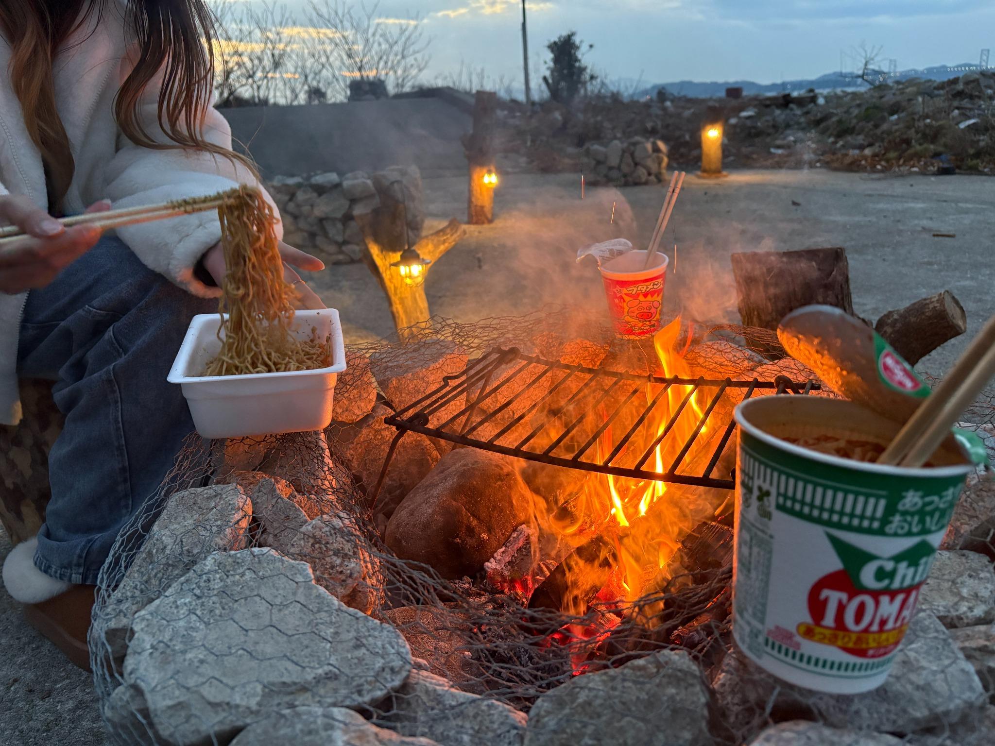 焚き火でカップ麺！（受付にて販売予定） 外で食べると格別！