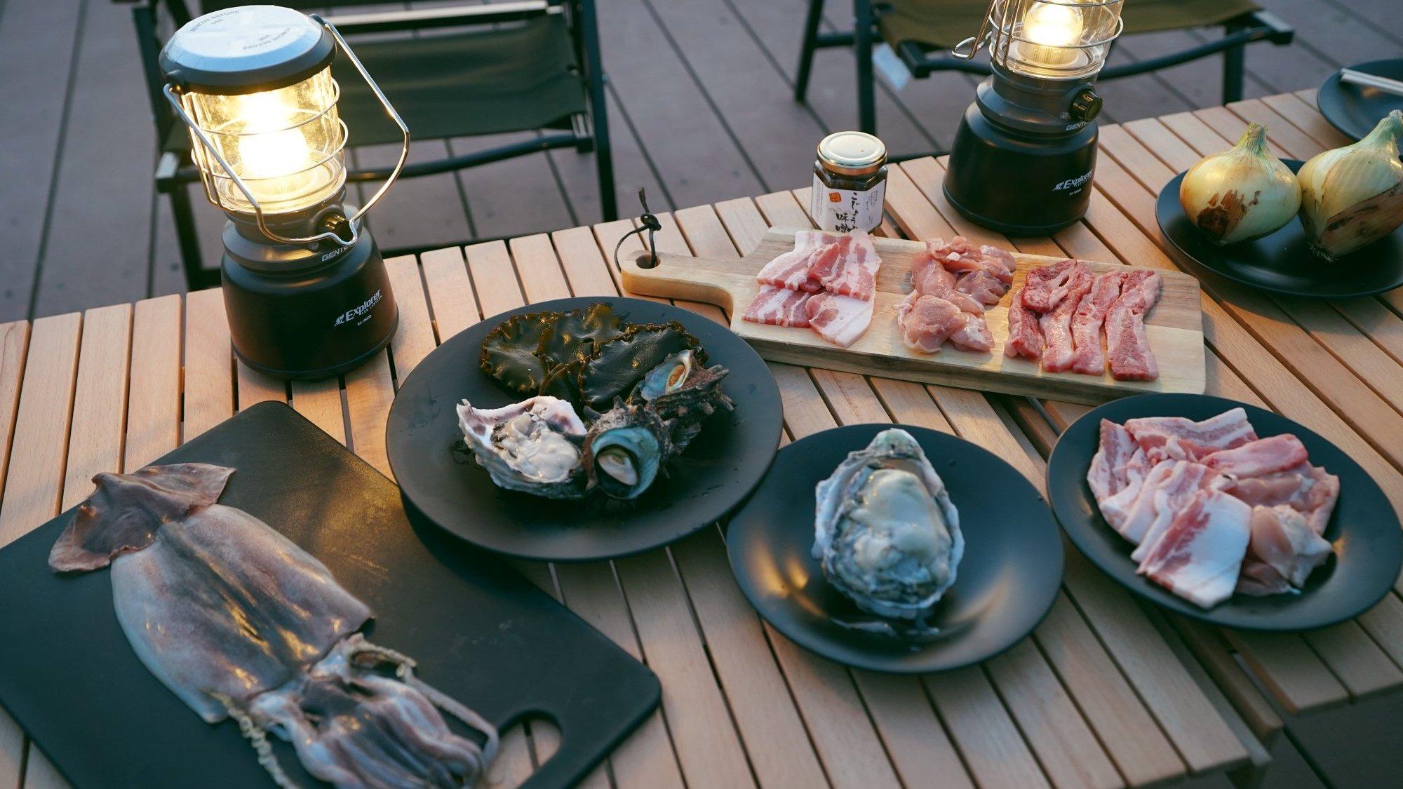 島の恵みを、自分たちのペースで囲むテラスの食卓。