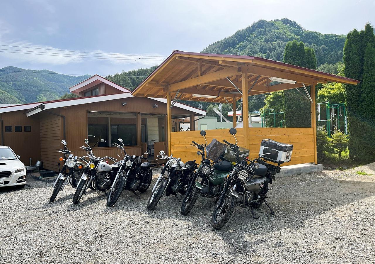 ・【バイク駐輪場前】バイカー御用達の施設。安心してライダーズステイしていただけます