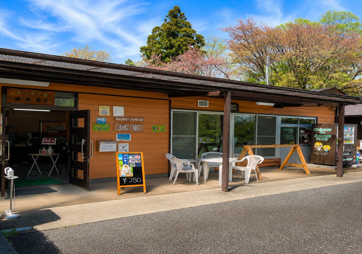 **キャンプ場受付**  城峯公園キャンプ場の受付棟です。チェックイン・チェックアウトをはじめ、宿泊手続きや施設のご案内、レンタル用品の受付などを行っています。スタッフが周辺観光やキャンプ場の利用方法も丁寧にご案内いたしますので、初めての方やファミリーでも安心してご利用いただけます。自然に囲まれたキャンプの拠点として、快適な滞在をサポートいたします。
