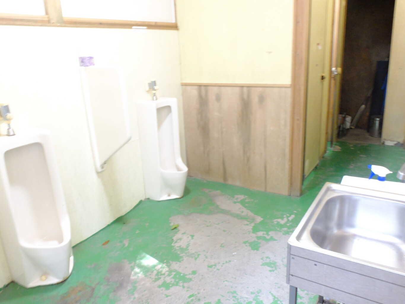 男子トイレも綺麗に清掃しております！