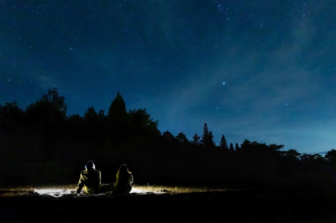 標高700mの星空体験：ツリードームの標高は、東京スカイツリー（634m）よりも高い約700ｍです。町の光が届きにくく、海から遠いため空気中の水蒸気も少ないことから「美しい星空」が楽しめます。