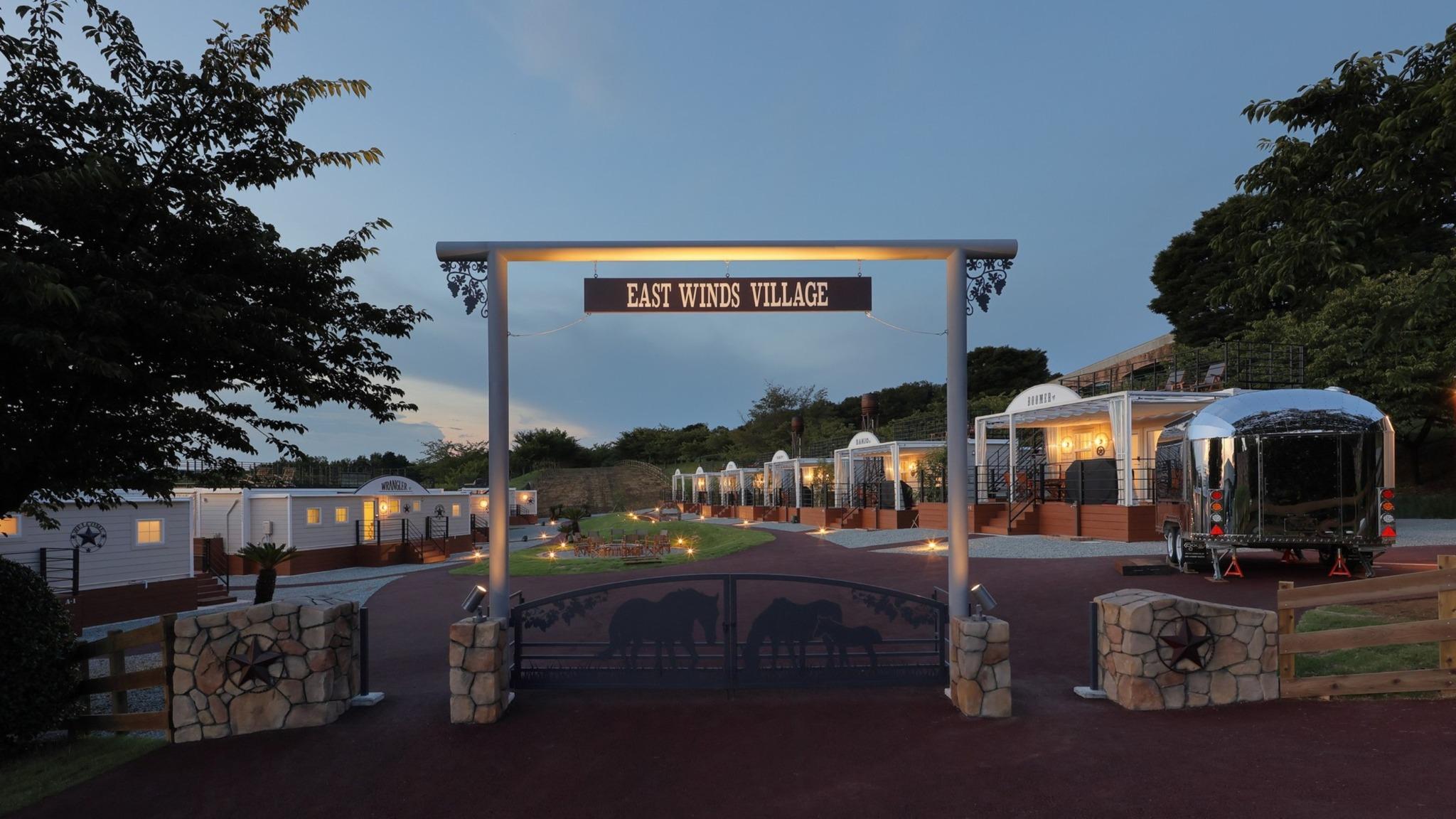 ゲート入口（夜景）