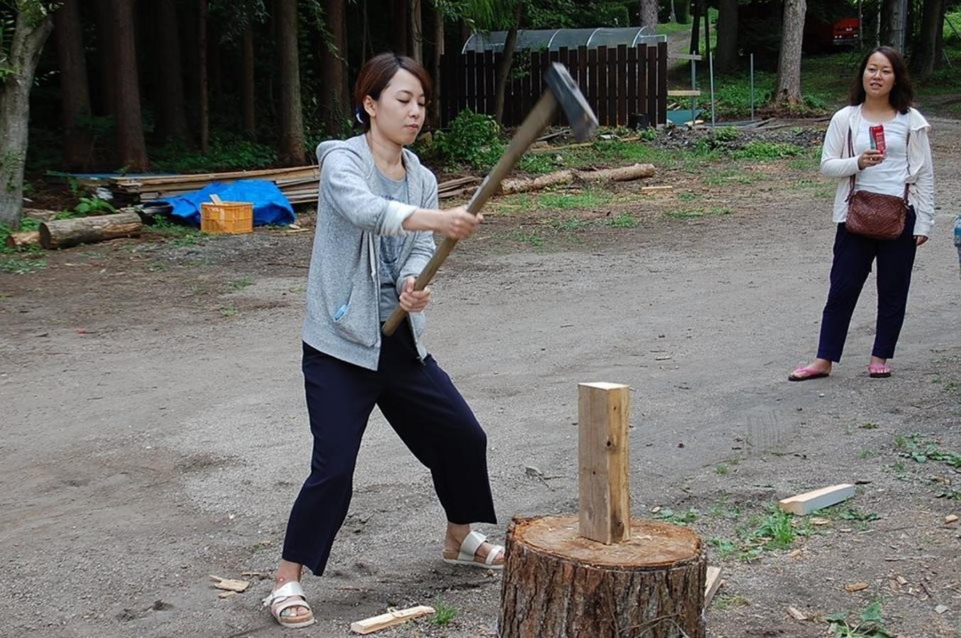 女性や子供でもできる安全な薪割りをレクチャー！ 薪がきれいに割れた時の何とも言えない手ごたえは病みつきに！