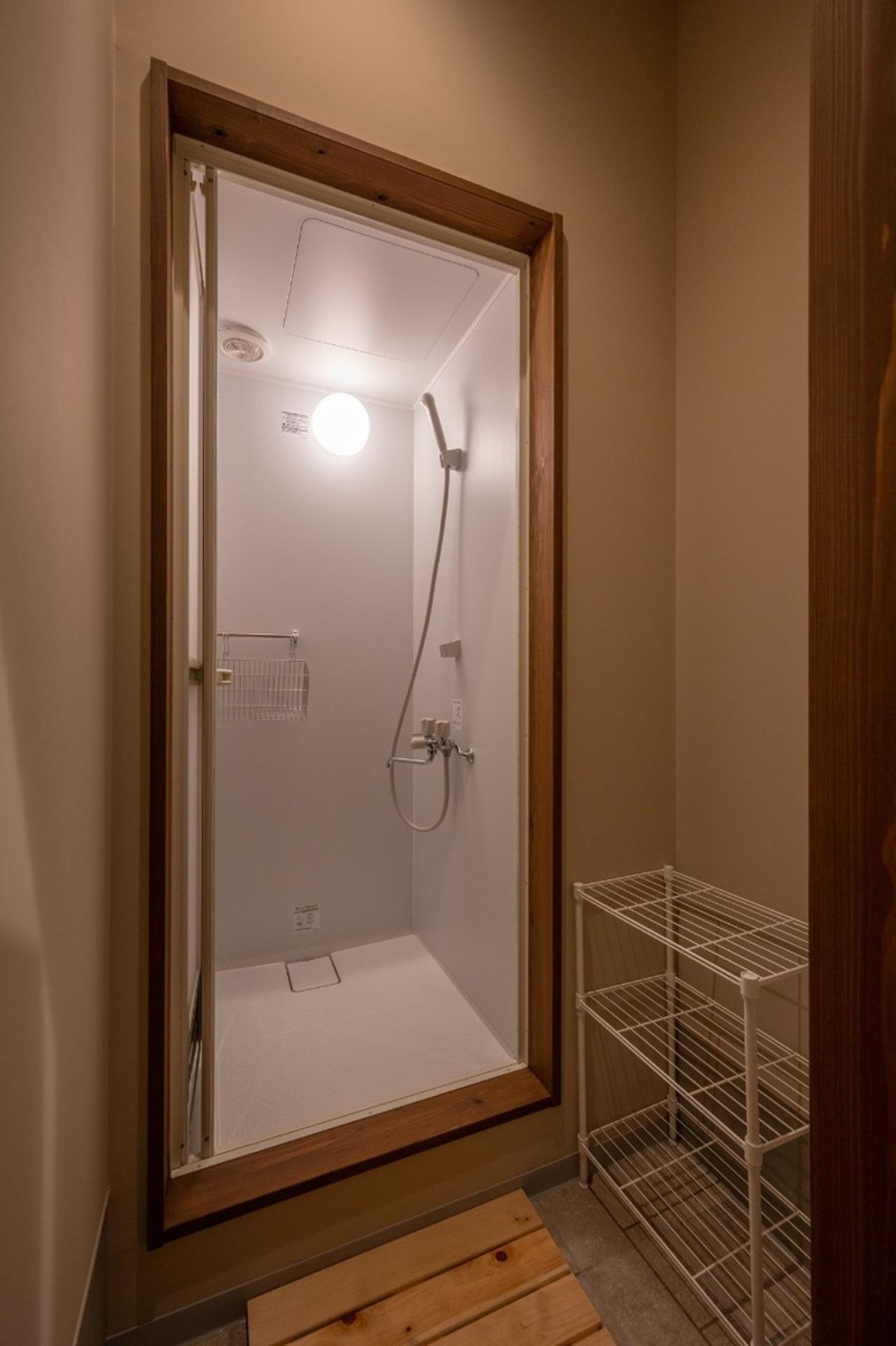 shower inside the center house