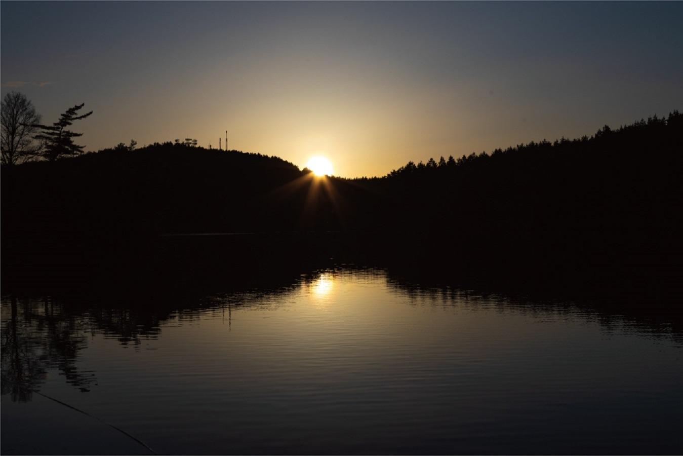 夕暮れの保古の湖