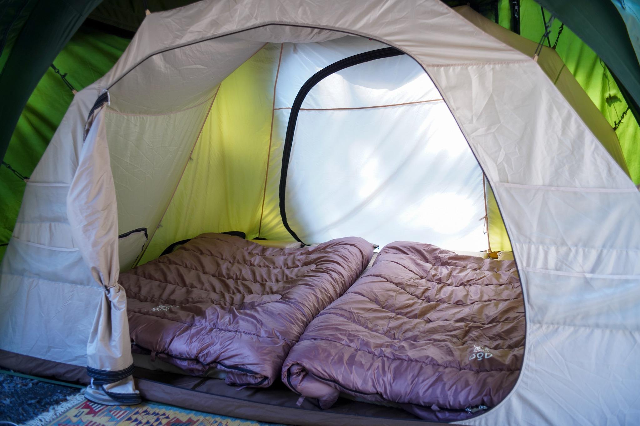 宿泊用テントは１つのテントに２部屋寝室がある２ルームタイプ🏕1部屋に大人最大4名、ファミリーであれば１家族（大人：２子供：３）まで宿泊可能！