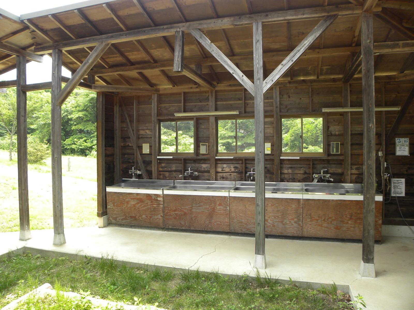 キッチン・トイレ棟の流しです。全蛇口温水が出ます。