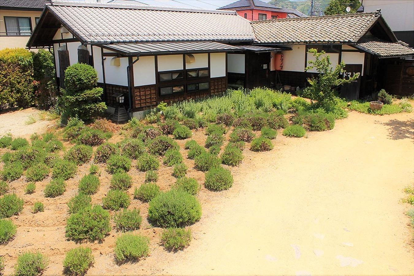 【近隣レストランのご案内『ドマノマ』】「L-BASE」より徒歩0分の距離にある「ドマノマ」は、古民家×イタリアン×炭火焼料理をコンセプトに築100年の古民家で創作イタリアン料理をお楽しみいただけます。 地元の方にも愛され大変人気のお店です。事前にお店へのご予約をお願い致します。