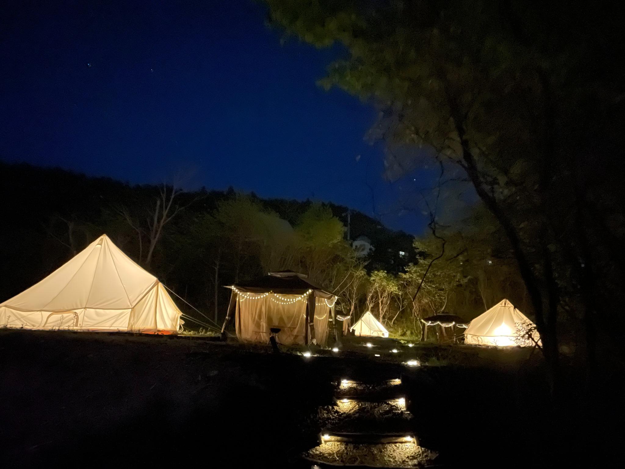 夜はエモーショナルな雰囲気に包まれます。