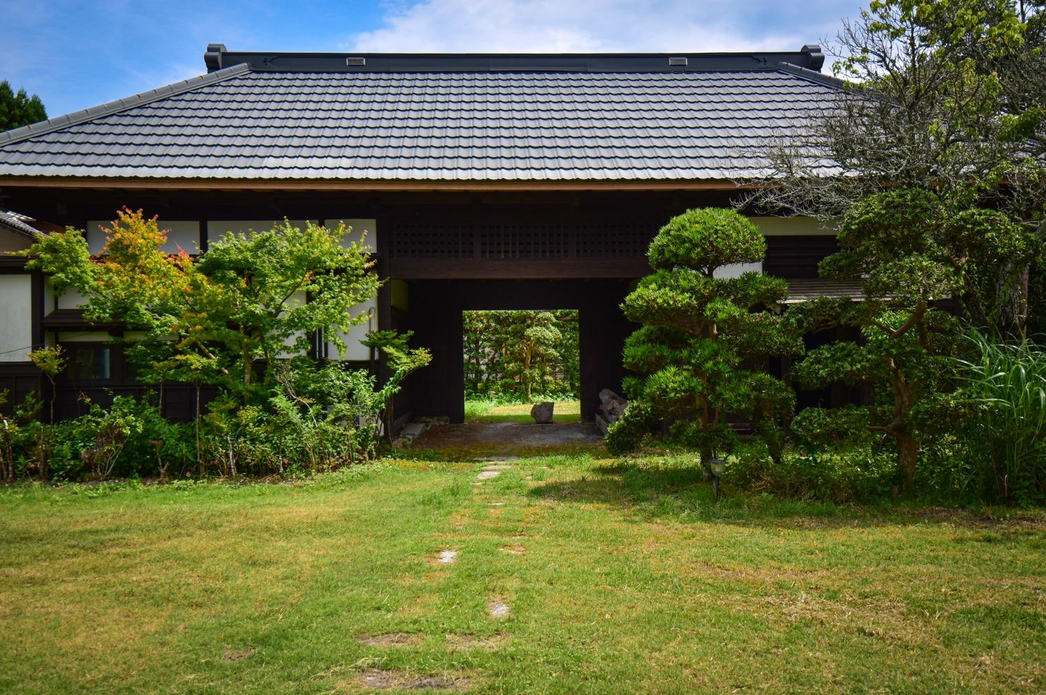 貴重な長屋門づくりの正門