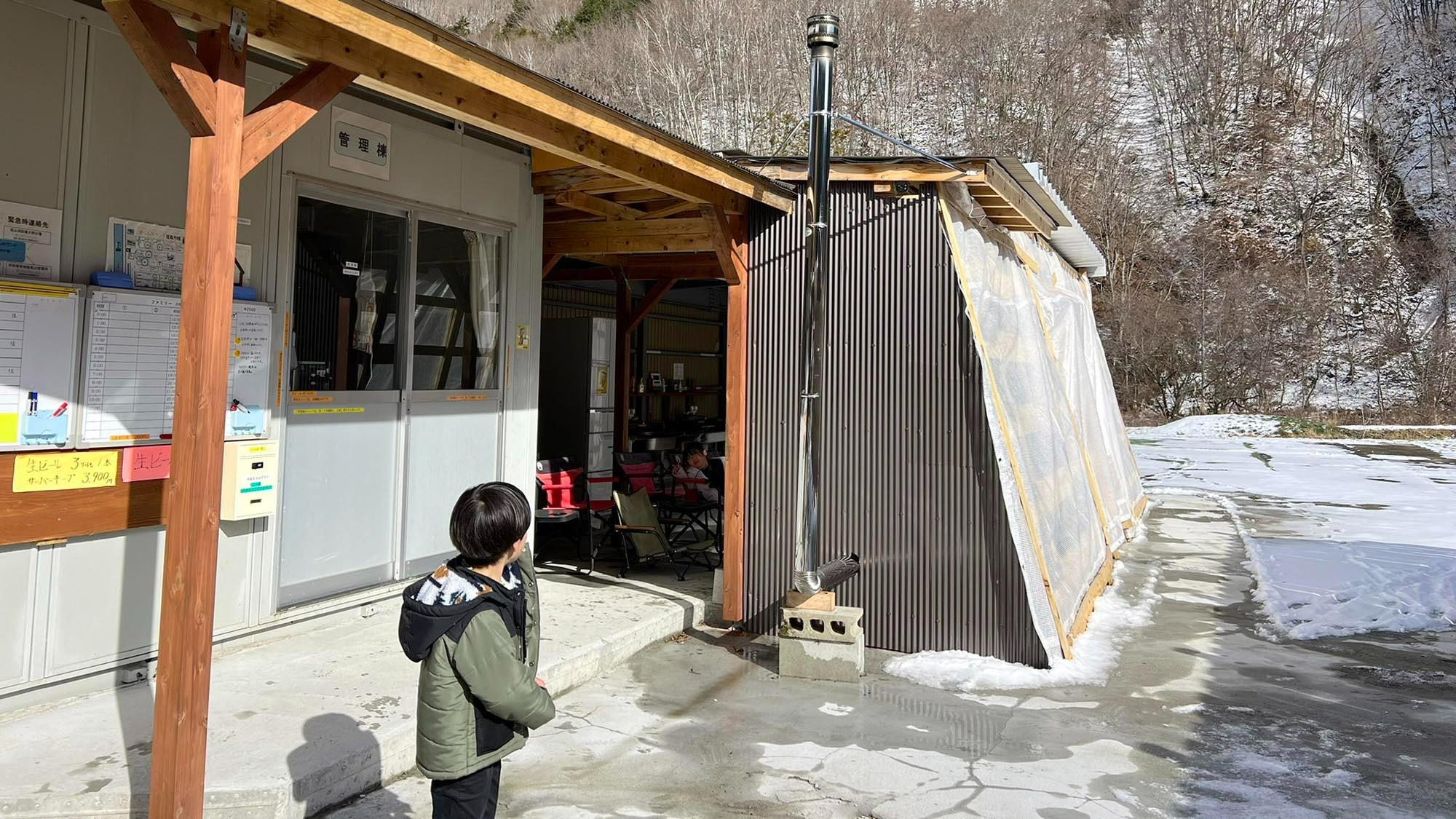 ・【炊事場】冬場は炊事場をビニールで囲い、薪ストーブを焚いている為に暖かな中で炊事出来ます