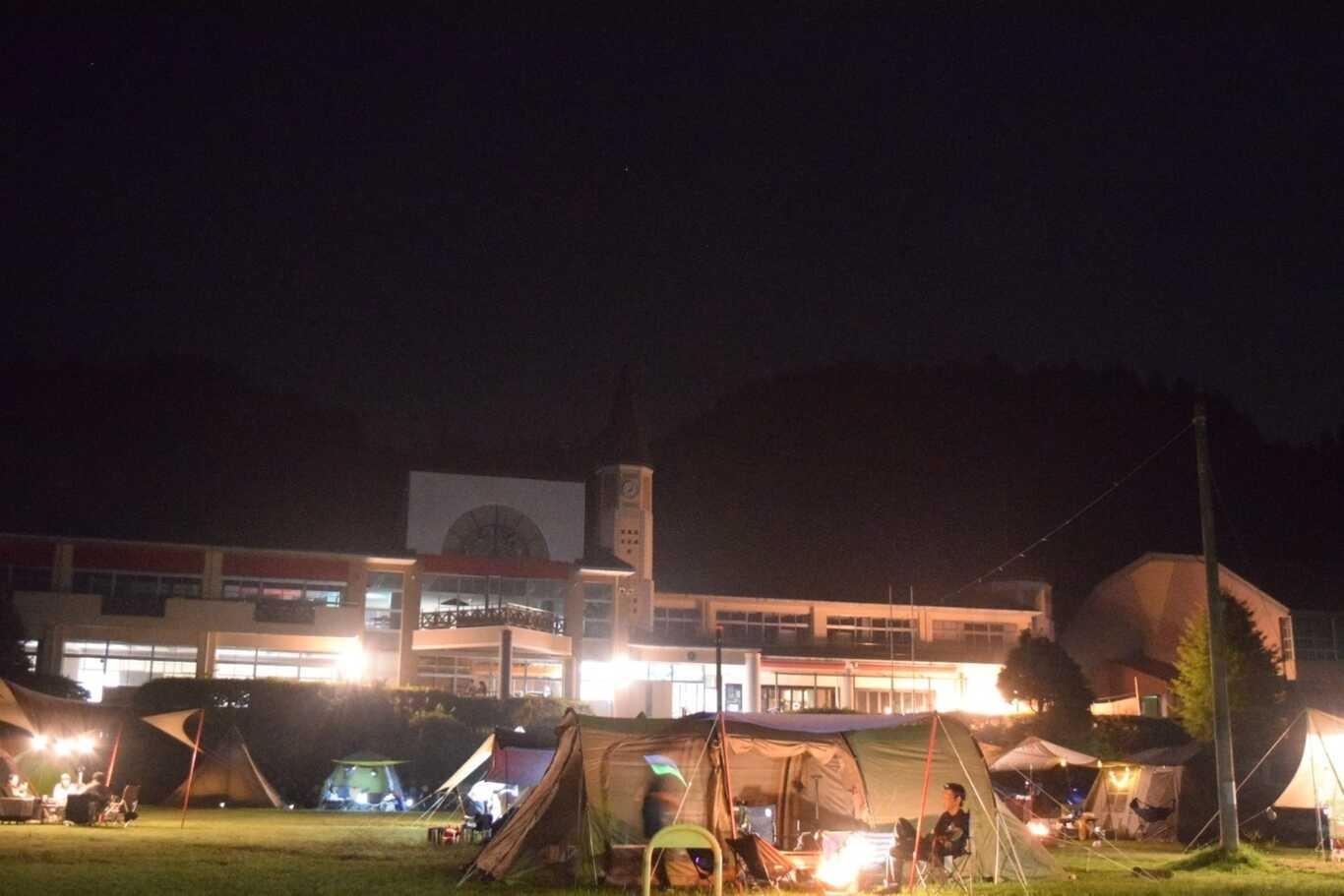 学校とテントのコラボが唯一無二