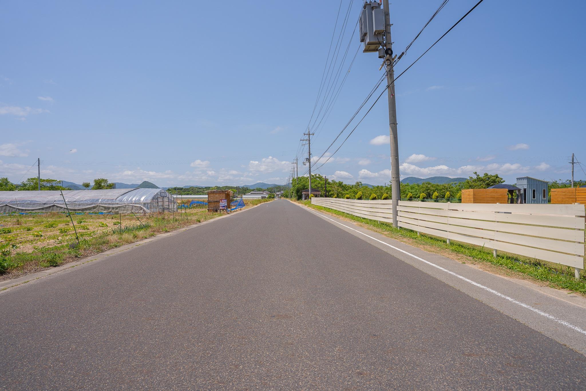 長い一本道沿い