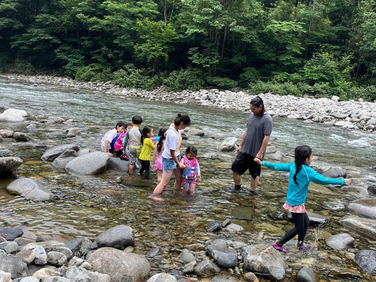 浅瀬、深瀬があり水量によっては川で遊ぶことも出来ます（自己責任でお願いいたします。）