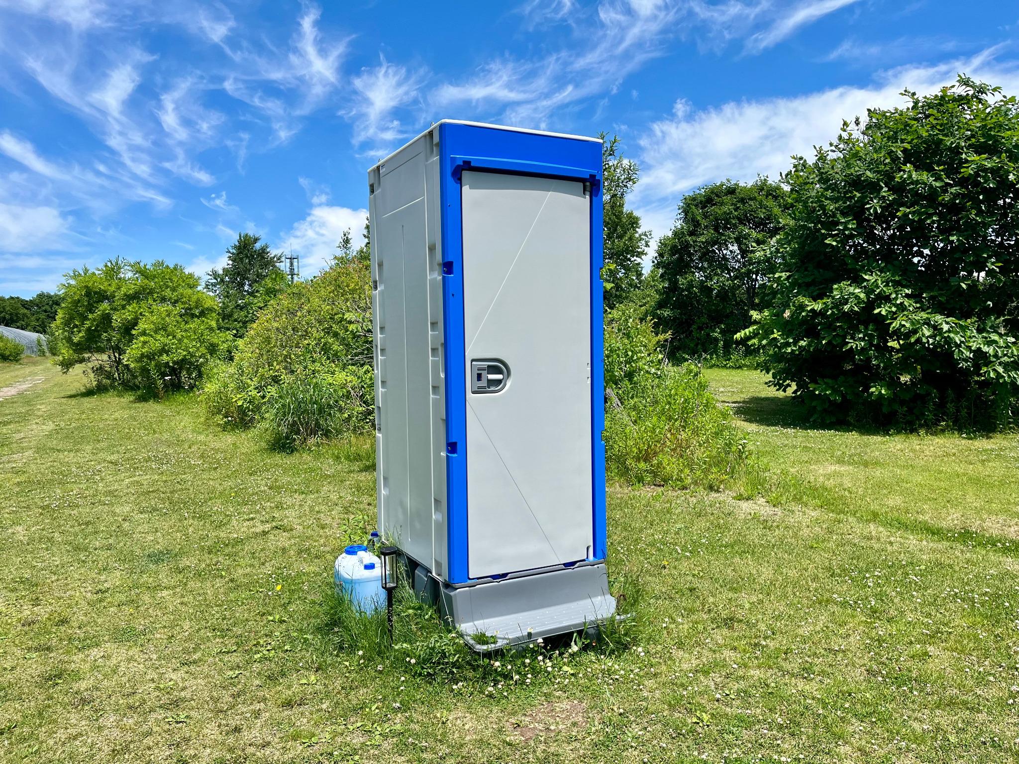 広大な敷地のため、場内には簡易トイレを3カ所に設置。