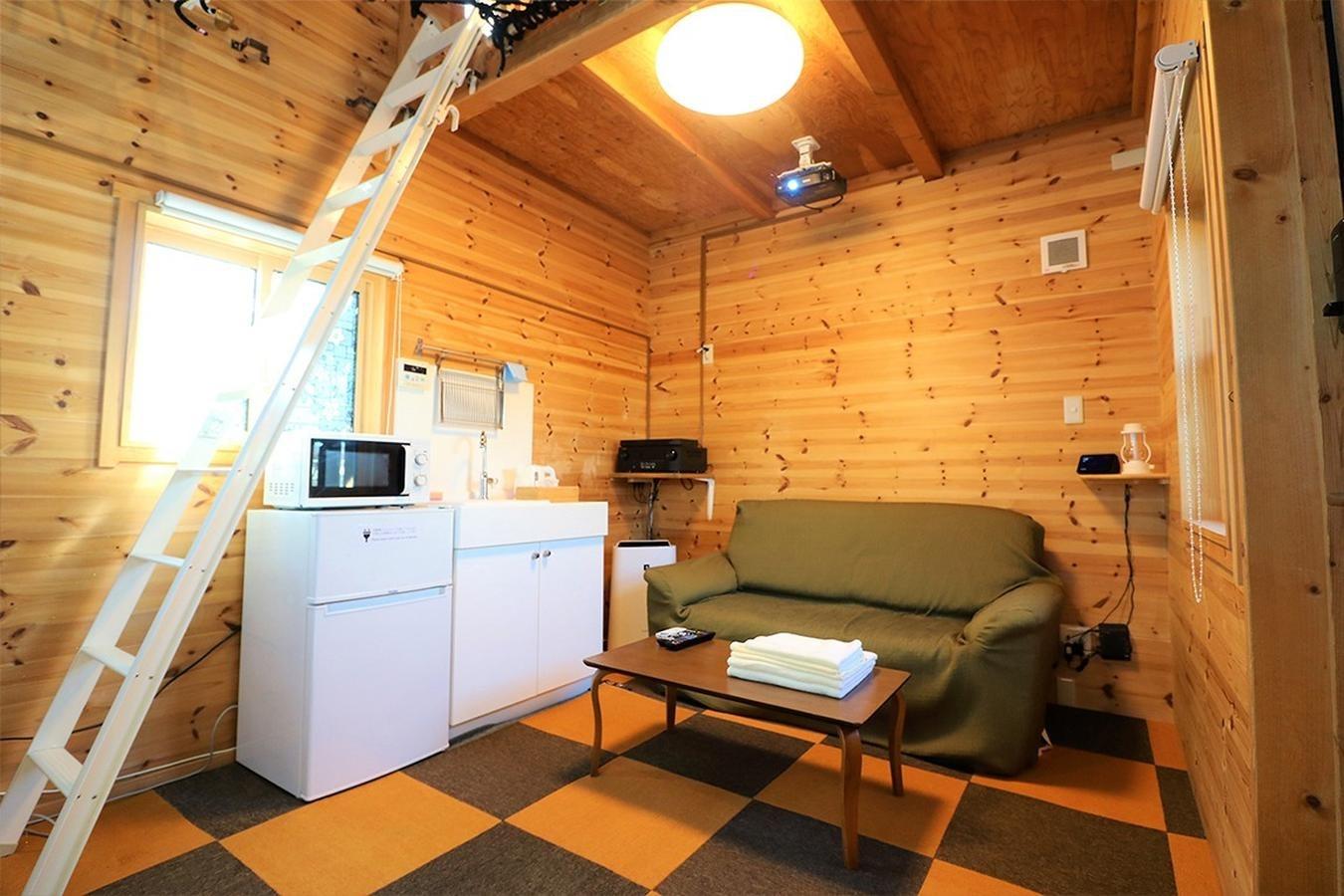 ミニキッチンも備えたロフト付きログハウスでは木のぬくもりが感じられます。