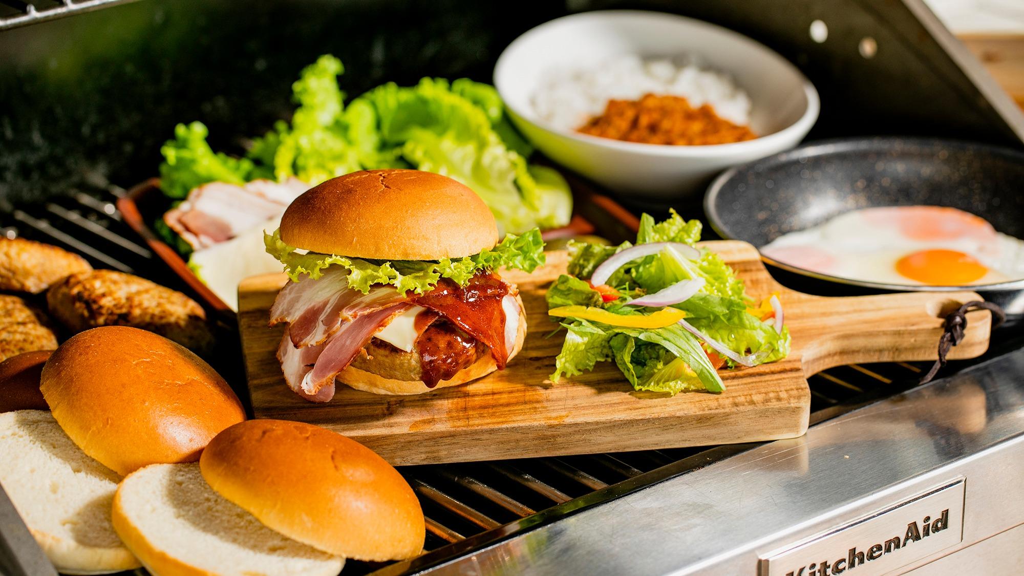 【グランピング朝食】＜選べる朝食＞厳選食材のオリジナルバーガーor完熟トマトと鶏肉の無水カレー