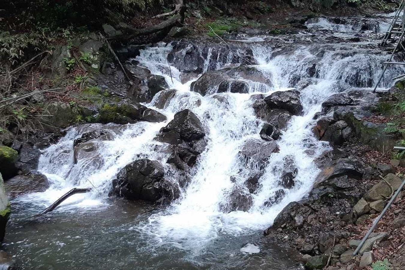 魚止めの滝（徒歩4～５分）