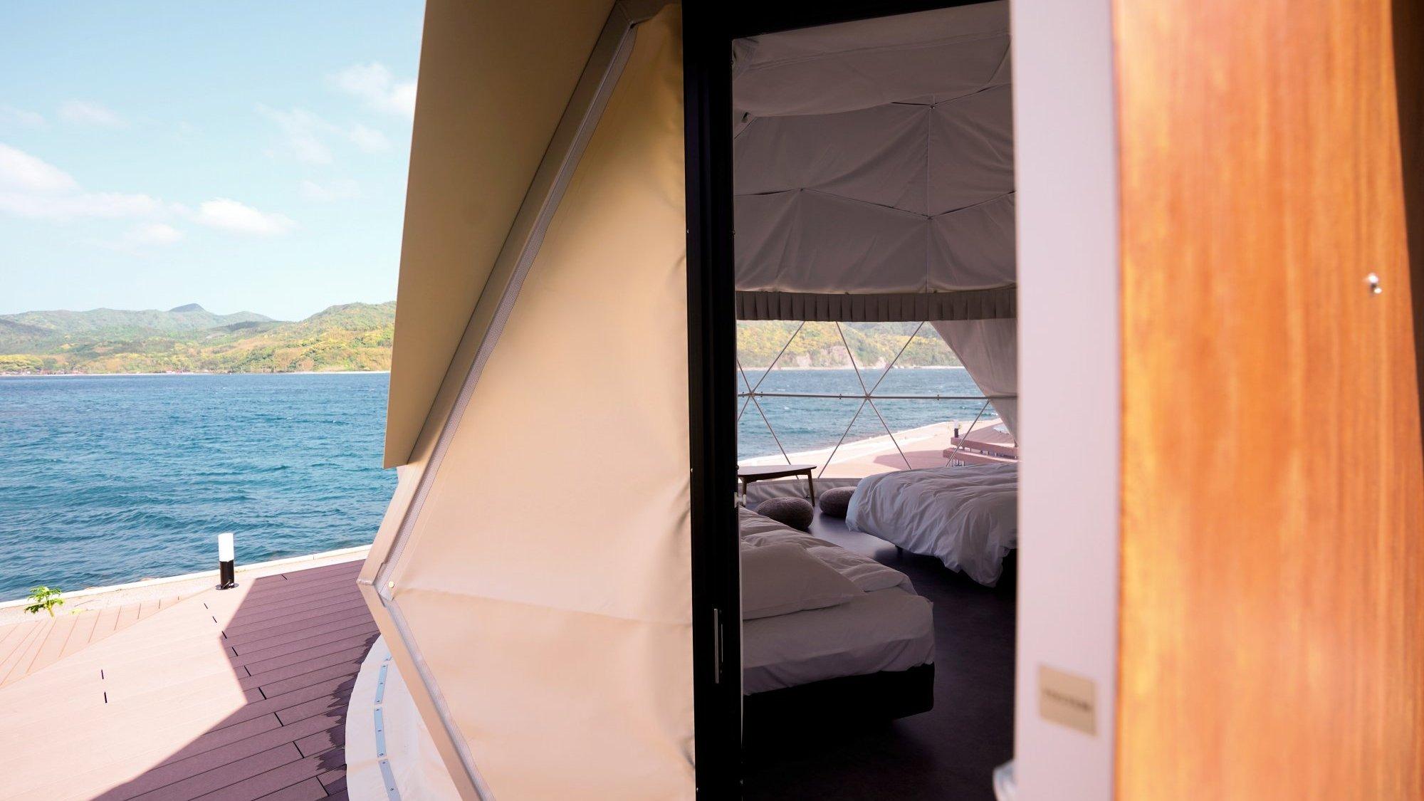 波打ち際に佇むドームテントで、島暮らしを体験。